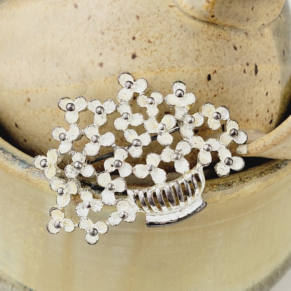 Vintage Enamel Baby's Breath Floral Brooch Pin 1960s - Picture 4 of 8